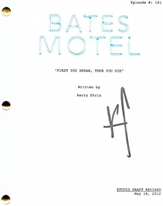 Vera Farmiga חתמה על חתימה חתימה Bates Motel Script Pilot Script - Custarring: Freddie Highmore - The Conduring,